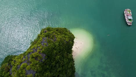 Vogelperspektive:-Die-Draufsicht-Der-Drohne-Zeigt-Einen-Geheimen-Strand-In-Der-Halong-Bucht