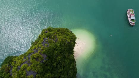 vista de pájaro: la vista de arriba hacia abajo del avión no tripulado expone la playa secreta en la bahía de ha long