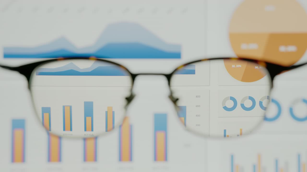 POV-perspektiv af en præsentation på en computerskærm, set gennem briller, der giver indsigt i datavidenskabelig big data-analyse. Gennemgang eller læsning af finansiel information på en bærbar skærm.