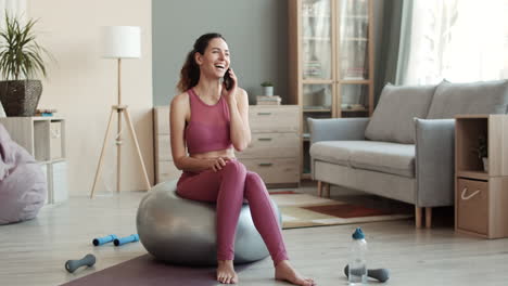 mujer hablando por teléfono en fitball
