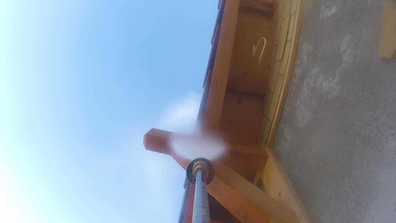 Husets træudhæng rengøres med højtryksrenser, grundig vedligeholdelse, POV