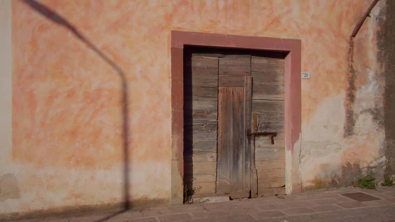 viejas puertas de madera históricas en la pared del edificio en la calle de cerdeña, vista en movimiento