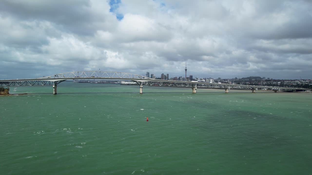 오클랜드 하버 브릿지 (auckland harbour bridge) 는 뉴질랜드의 바다를 가로지르는 공중 드론에서 카이즈 와이테마타 하버 (waitemata harbour) 와 다운타운 스카이라인을 내려다보고 있다.