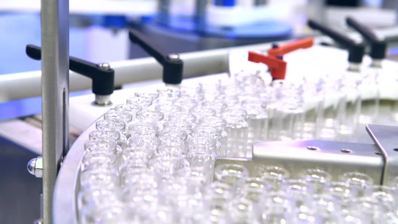 투명한 유리 병을 자동 컨베이어 시스템으로 옮기는 산업