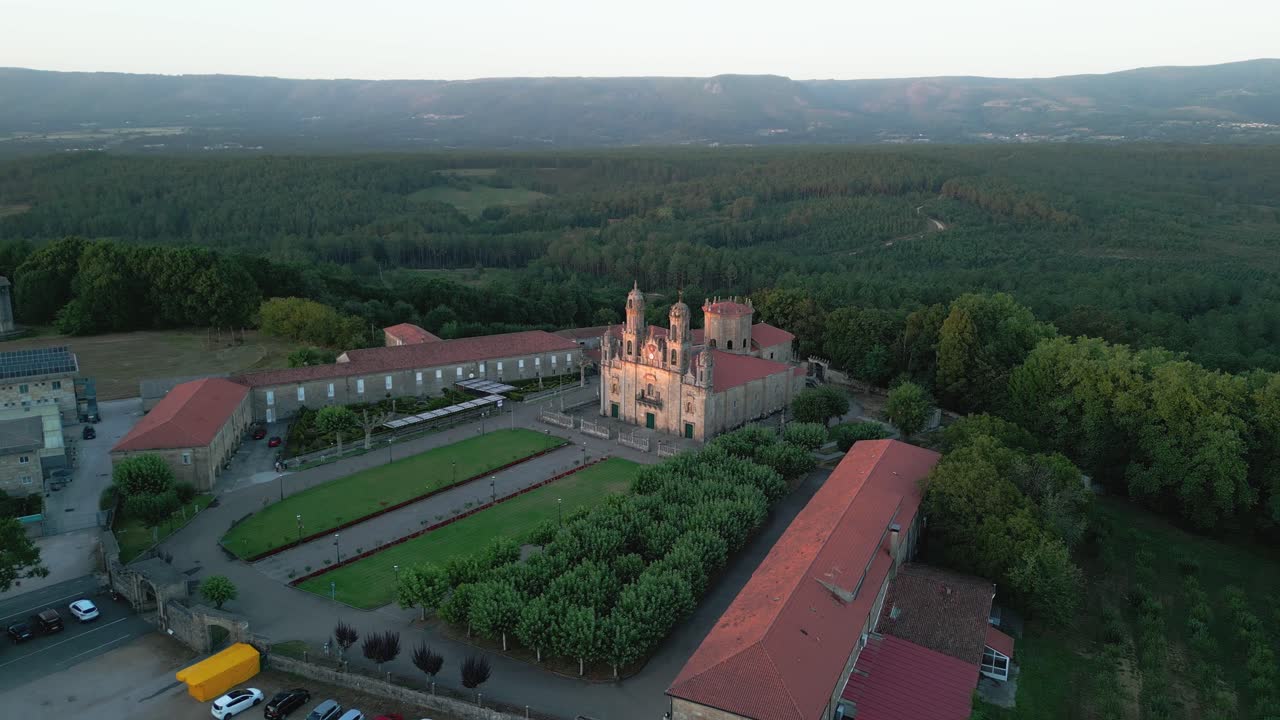 excepcional vista aérea del templo y jardines de milagros al atardecer
