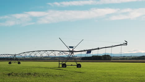 sistema de riego agrícola industrial en un campo verde y exuberante