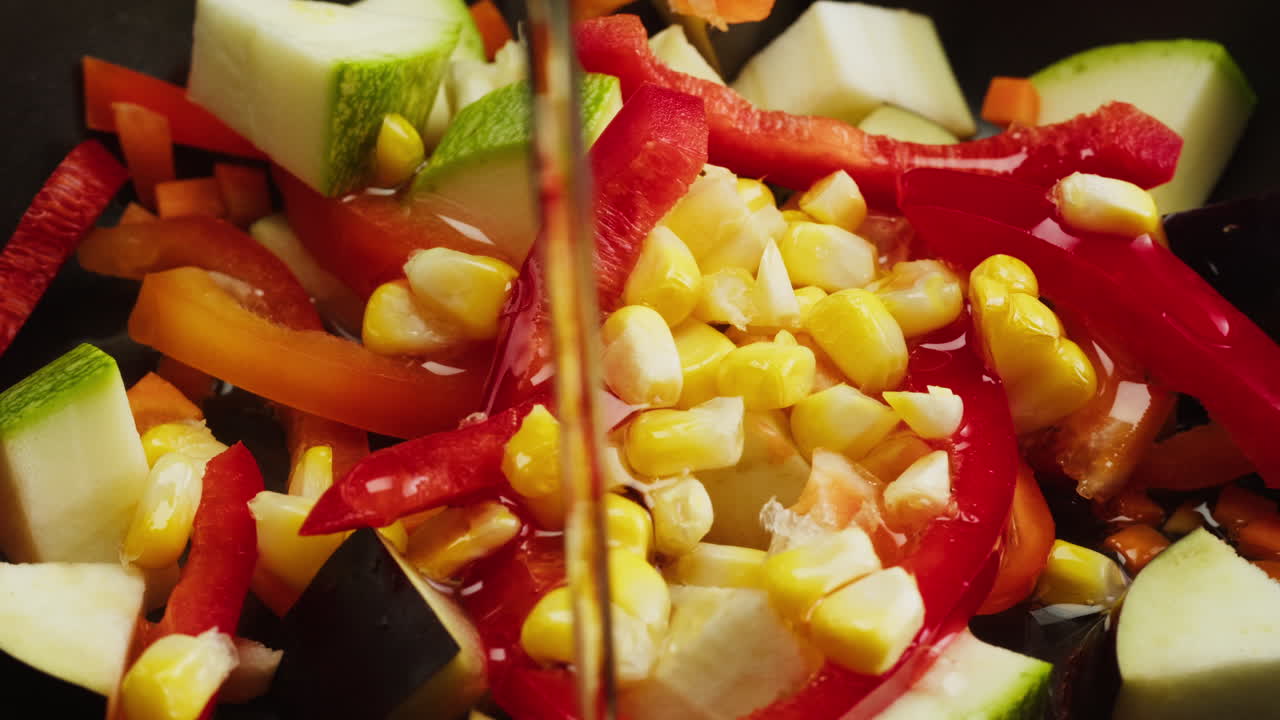 Versare olio su verdure fresche tritate in una padella