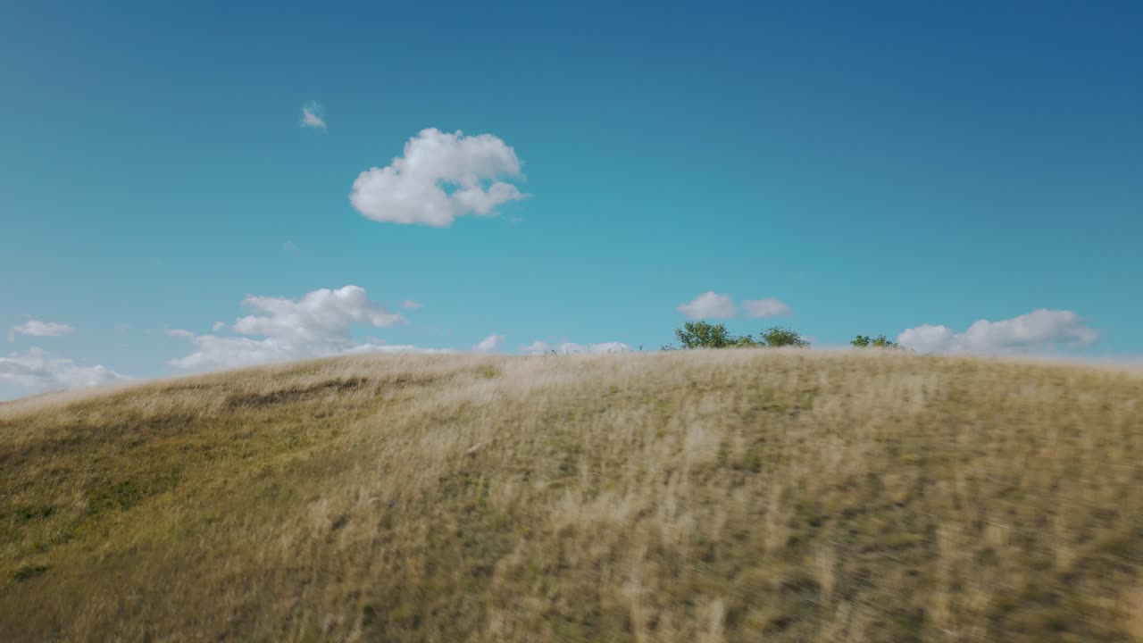 따뜻하고 화창한 날에 황금빛 언덕의 공중