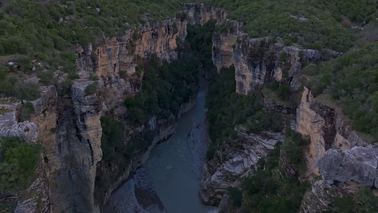 Captura de dron del cañón de Osumi con río y formaciones rocosas escarpadas, Albania.