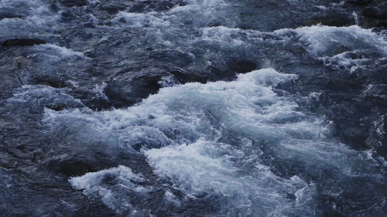fuerzas de la naturaleza en plena corriente río aragón huesca españa