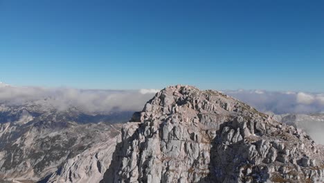 vista aérea del alto pico montañoso krn en los alpes julianos, eslovenia