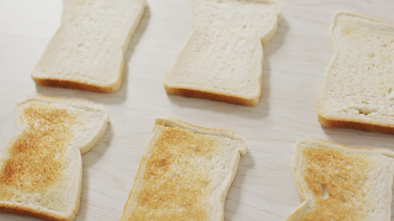 나무 작업 위에서 위에서 보는 다르게 구운 토스트의 비디오