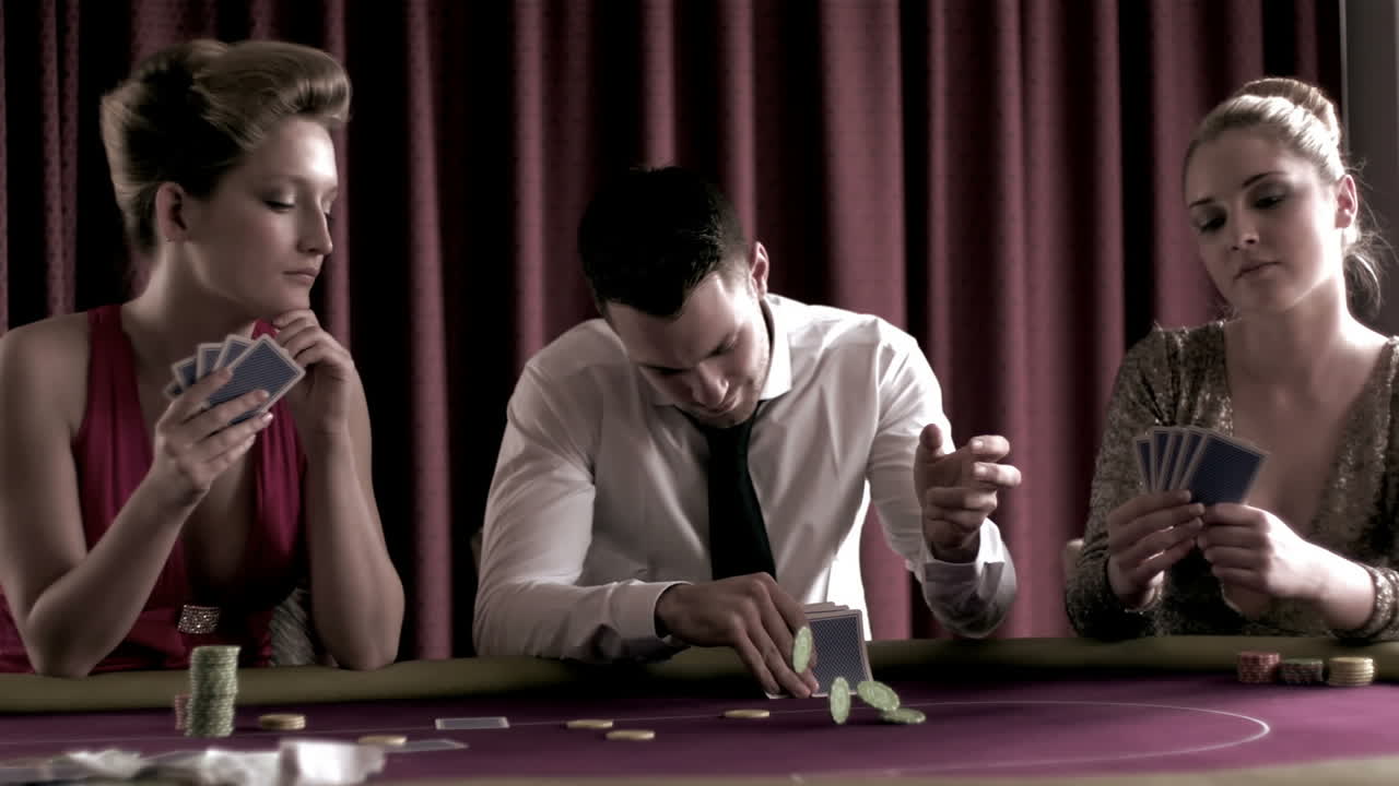 포커 플레이어들이 차례로 내기를 합니다.