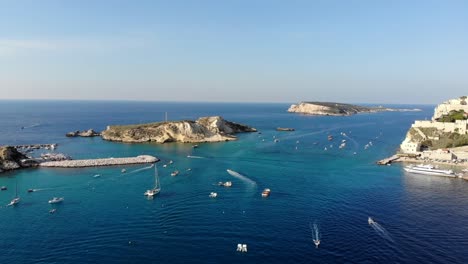 Pan-De-Drones-A-La-Izquierda-Sobre-Las-Islas-Tremiti-Durante-Una-Puesta-De-Sol-De-Cielo-Despejado