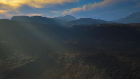 Campo-De-Piedra-Negra-En-Una-Densa-Niebla-En-Las-Tierras-Altas