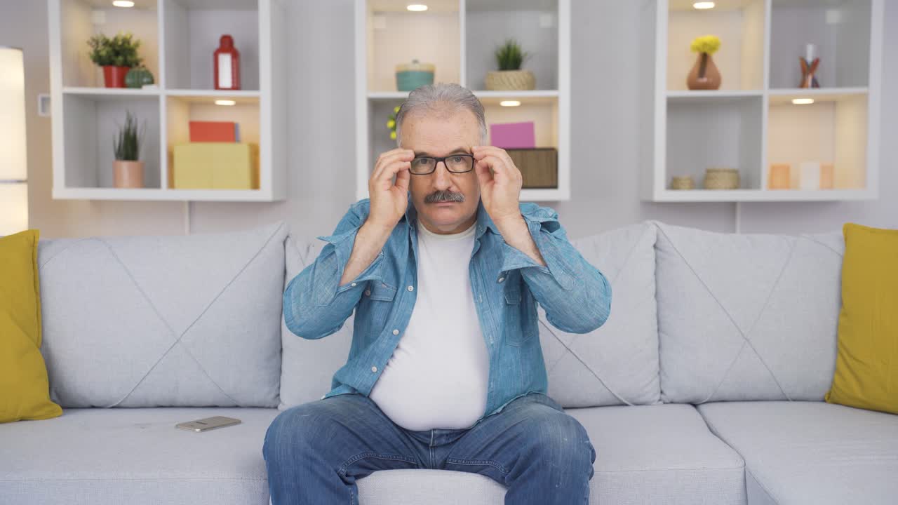 un viejo lindo con gafas.