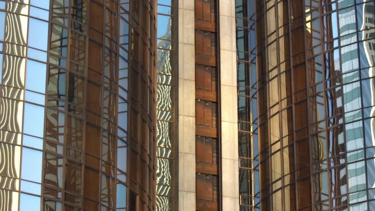 Edificio de negocios moderno con un ascensor bajando.
