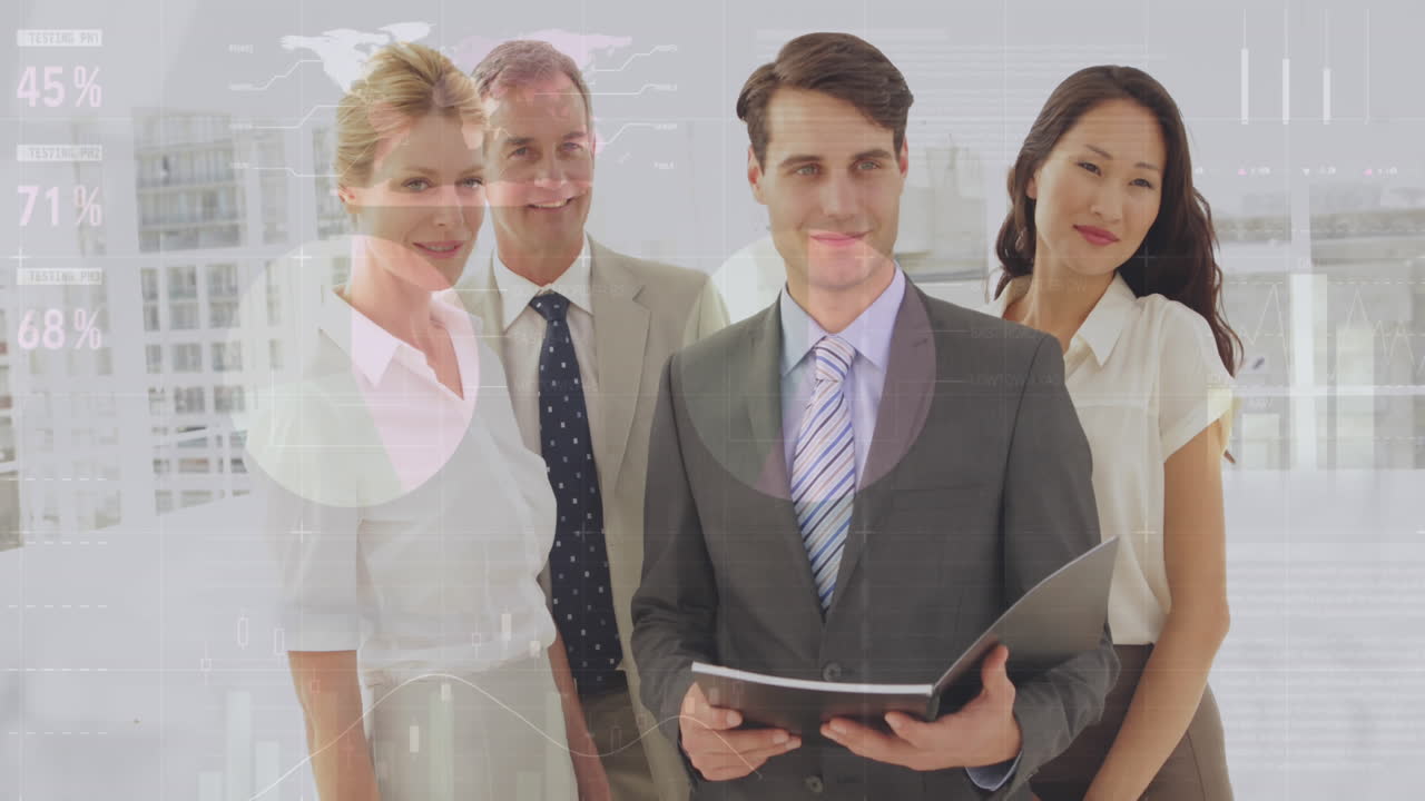 анимация обработки данных над различными деловыми людьми