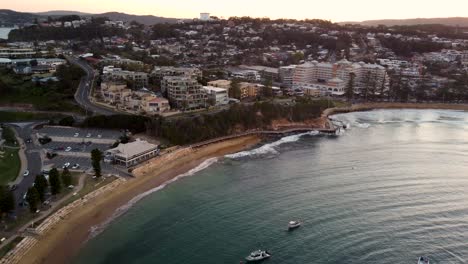 Toma-Aérea-De-Drones-En-La-Costa-De-La-Playa-Terrigal-El-Refugio-En-El-Sol-De-La-Tarde-Costa-Central-Nsw-Australia-4k