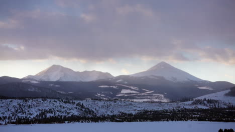 Gefrorener-See-Dillon,-Frisco,-Silverthorne,-Breckenridge-Summit-County,-Gefrorener-Neuschnee,-Eisbahn,-Früher-Sonnenaufgang,-Winter,-Colorado,-Felsiger-Berggipfel,-Landschaft-Vom-I70-Highway,-Langsame-Filmische-Schwenkung