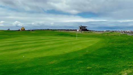 Island-–-Golfen-Inmitten-Der-Schönheit-Der-Natur:-Schlagen-Sie-Auf-Dem-Malerischen-Golfplatz-Von-Seltjarnarnes-Ab