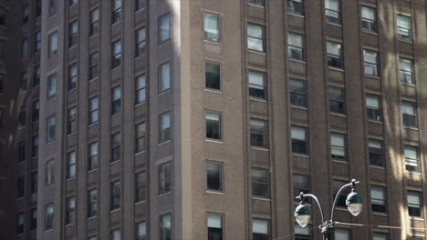 edificio de negocios alto en apartamentos exteriores de día de gran ciudad con ventanas