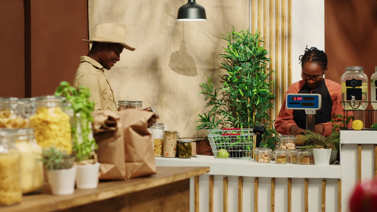 지역 판매자가 농가 시장에서 고객을 위해 신선한 제품을 가중합니다.