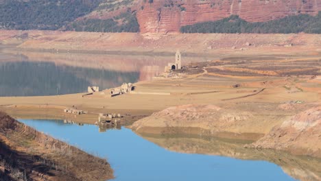 Sumpf,-Sau-Stausee-In-Barcelona,-Extreme-Dürre-In-Spanien-Und-Europa,-Ohne-Wasser,-Blick-Auf-Die-Berühmte-Kirche,-Die-Bei-Wasser-Unter-Wasser-Bleibt