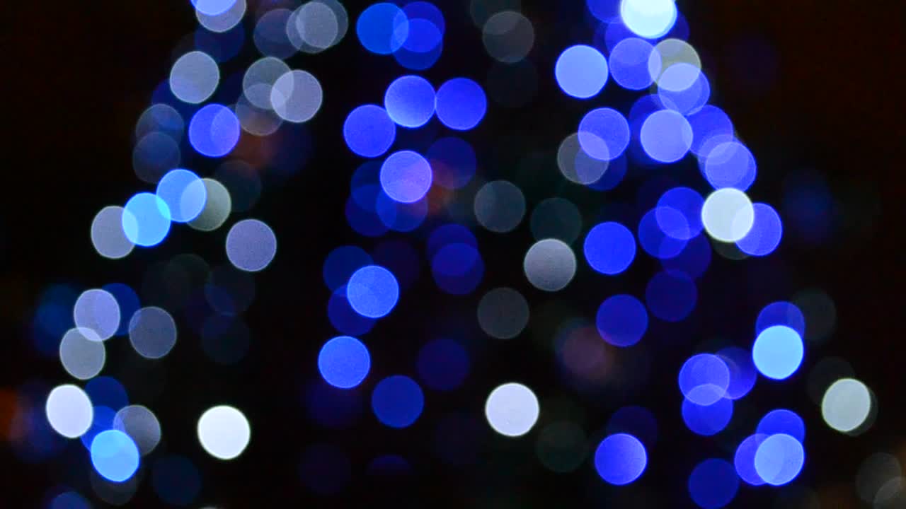 Gambar buram dari lampu-lampu yang menyala di pohon Natal.