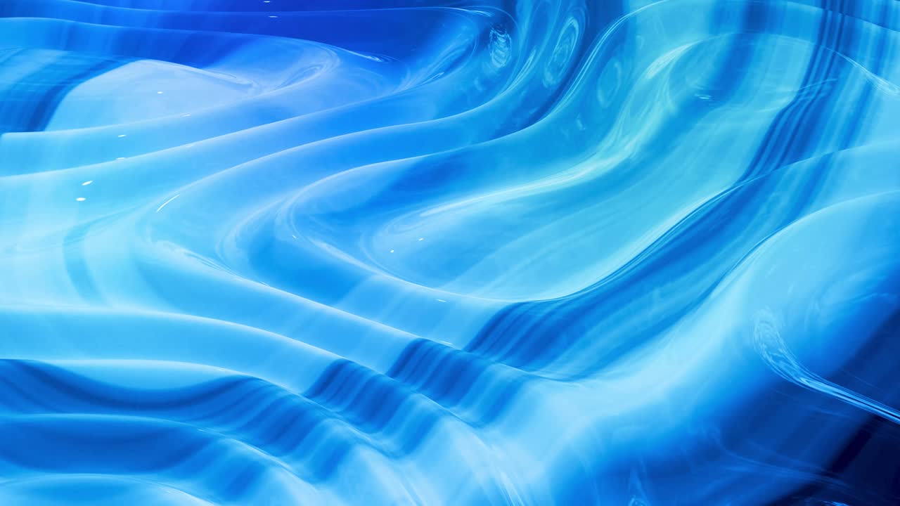 반이는 반이는 표면에 파란색 패턴을 가진 물결 모양의 추상적인 액체 배경; 포일 또는 반이는 유리 표면과 같은 점성 파란 액체; 아름다운 창의적인 축제 배경; 간단한 밝은 bg.