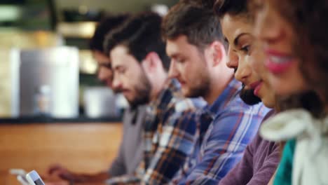 grupo de amigos que usan teléfonos móviles