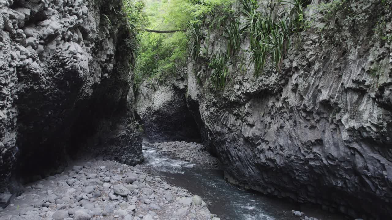 río de garganta estrecha en la selva