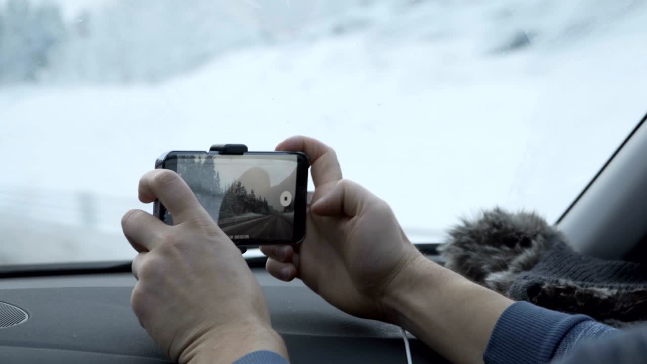 남자가 비디오에서 도로를 포착하고 있습니다.