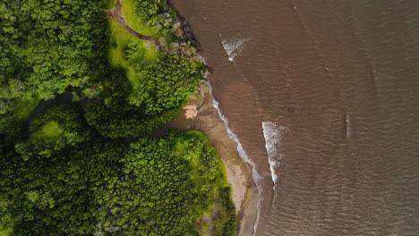 Aguas-Turbias-Causadas-Por-Depósitos-De-Sedimentos-En-Kawela,-Molokai,-Hawaii