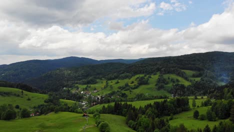 paisaje de verano de remontes en el pueblo de wierchomla en la montaña beskid, polonia