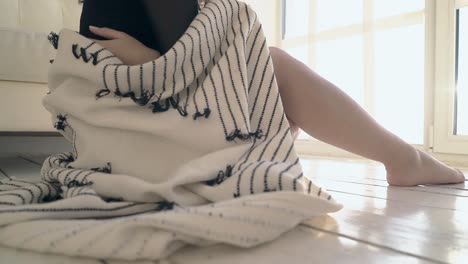 창문 에 있는 담요 로  ⁇ 인 가까운 여자