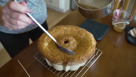 Löffeln-Sie-Glasur-Auf-Einen-Kentucky-Butterkuchen,-Bevor-Sie-Ein-Release-If-Aus-Der-Bunt-Pan-Pound-Cake-Serie-Umdrehen