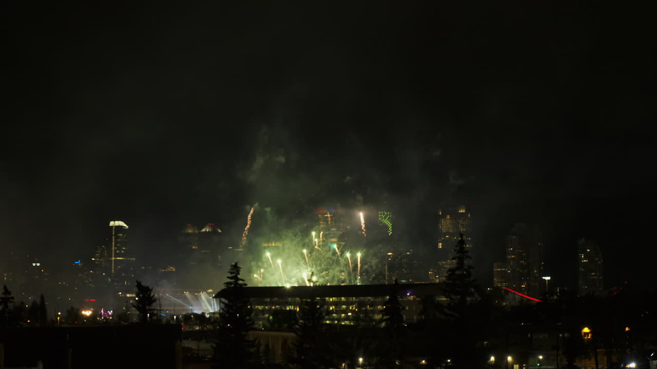 다채로운 불꽃놀이가 어두운 밤하늘에서 폭발합니다. 캘거리 스 ⁇ 피드