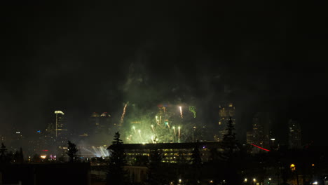 fuegos artificiales coloridos explotan en el cielo nocturno oscuro sobre la estampida de calgary