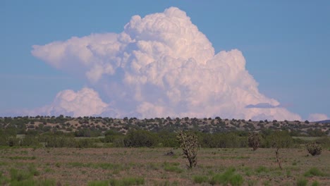 lapso de tiempo de hermosas paredes de truenos y nubes de tormenta se mueven a través del desierto de nuevo méxico