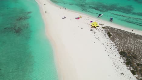 revelación aérea de kite surfers basados en el istmo y la isla de cayo de agua