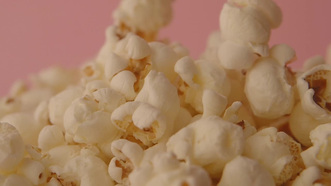 Primo piano di popcorn su sfondo rosa