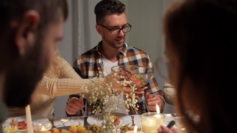 Feiertage-Und-Festkonzept-Glückliche-Freunde,-Die-Zu-Hause-Weihnachtsessen-Haben-Und-Essen