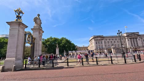 tourists gather outside buckingham palace, london