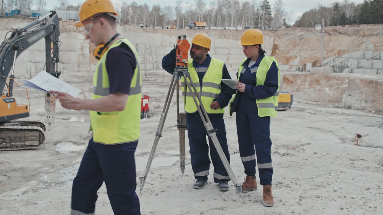 Professionelle med hatte, der arbejder i et granitbrud