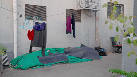 los lugareños se secan la ropa en las calles en los hutongs.