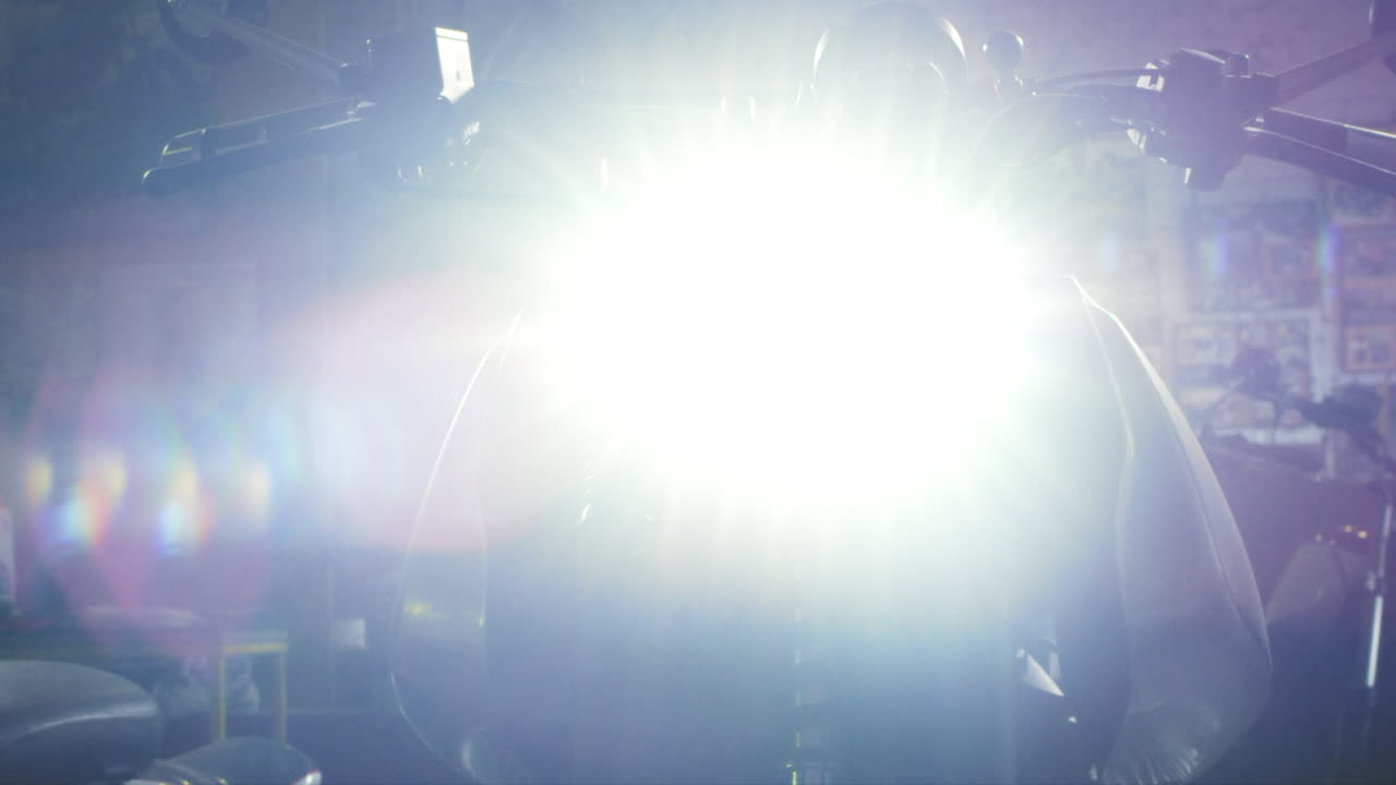 모터사이클 라운드 헤드라이트와 그리드를 켜라. 모터사이클 조명