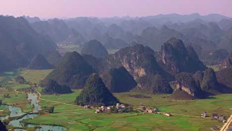 este metraje de avión no tripulado captura los extensos paisajes de cao bang, vietnam del norte