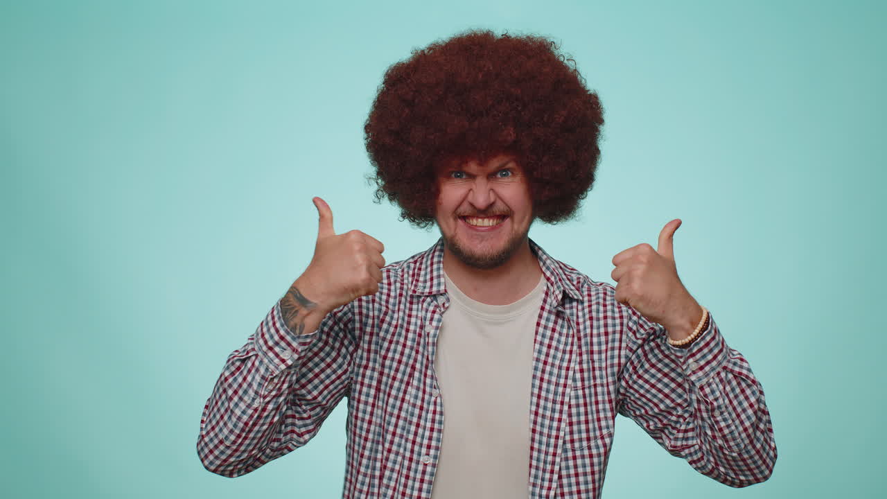 권위 있는 사람, 손가락을 내려놓고, 즉각적인 진지한 대화를 요구하고, 명령을 내리는 사람