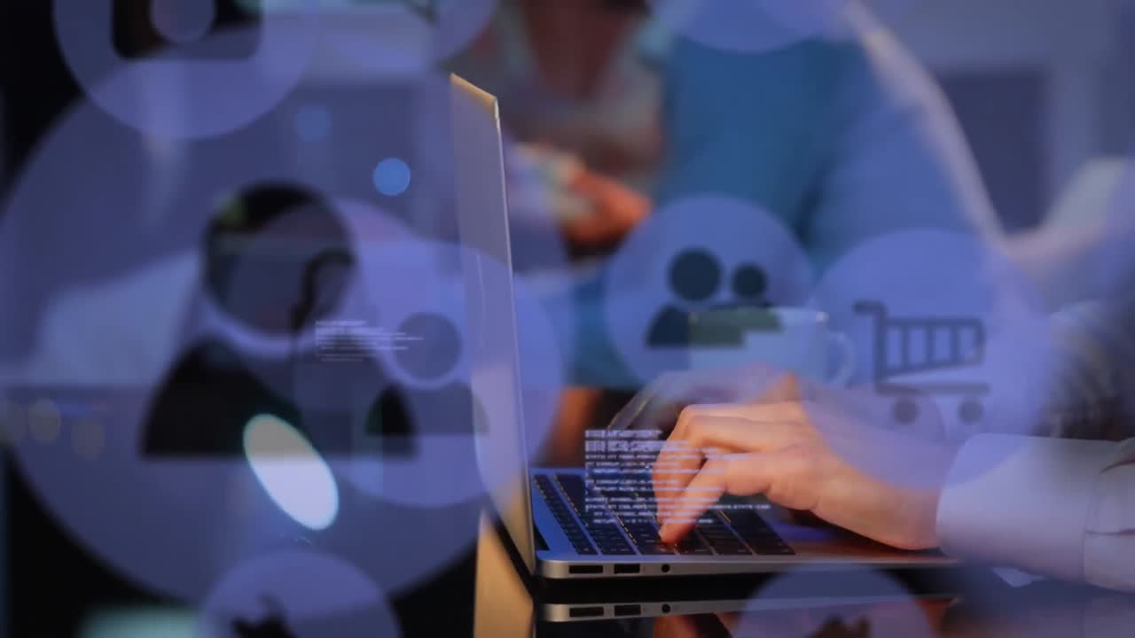 animación de iconos y lenguaje informático, manos cortadas de un hombre caucásico trabajando en una computadora portátil